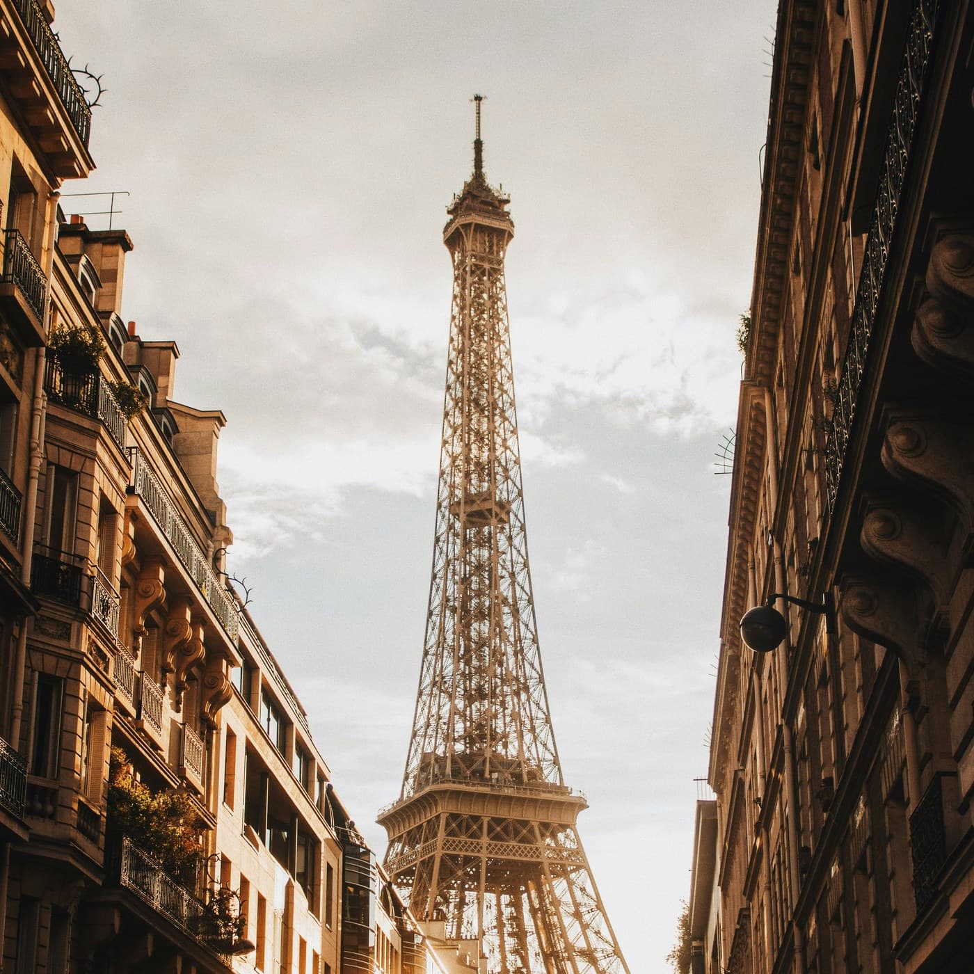 Rue haussmannienne parisienne face à la tour Eiffel — zone d'intervention LUPOQ Rénovation